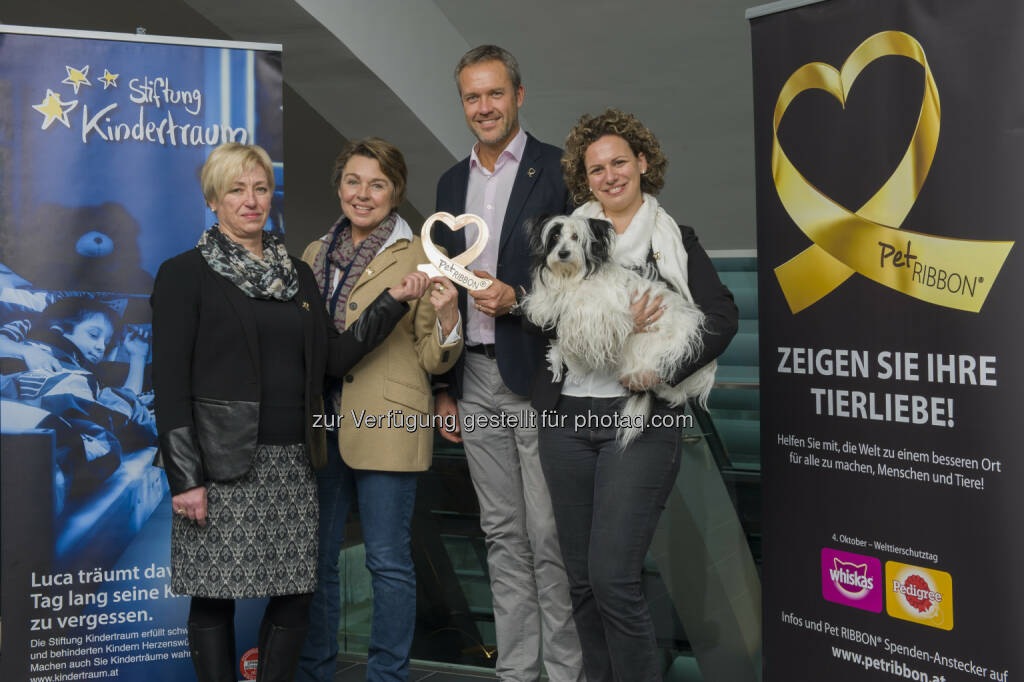 Eva Steininger (Dir. ASO Fischamend), Gabriela Gebhart (GF Stiftung Kindertraum), Christer Gavelstad (GF Mars Austria), Petra Trimmel (Category Director Pet Care bei Mars Austria) : Pet RIBBON® 2015 : 50.000 Euro für Stiftung Kindertraum : Spendeninitiative zur Erfüllung von tierischen Herzenswünschen schwer kranker und behinderter Kinder : Fotocredit: Mars Austria, © Aussender (17.12.2015) 