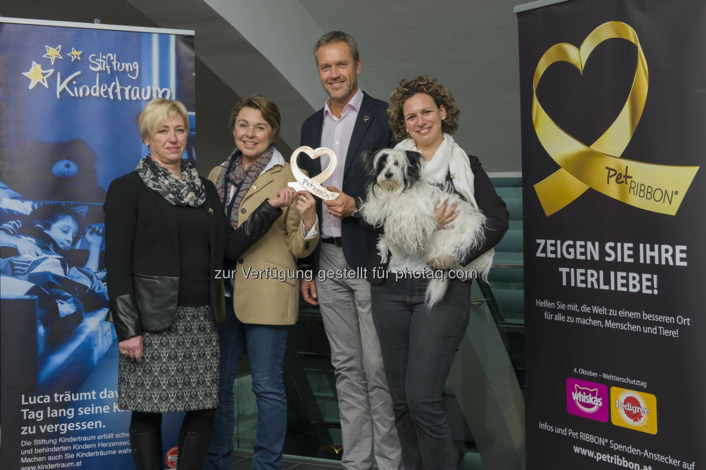 Eva Steininger (Dir. ASO Fischamend), Gabriela Gebhart (GF Stiftung Kindertraum), Christer Gavelstad (GF Mars Austria), Petra Trimmel (Category Director Pet Care bei Mars Austria) : Pet RIBBON® 2015 : 50.000 Euro für Stiftung Kindertraum : Spendeninitiative zur Erfüllung von tierischen Herzenswünschen schwer kranker und behinderter Kinder : Fotocredit: Mars Austria