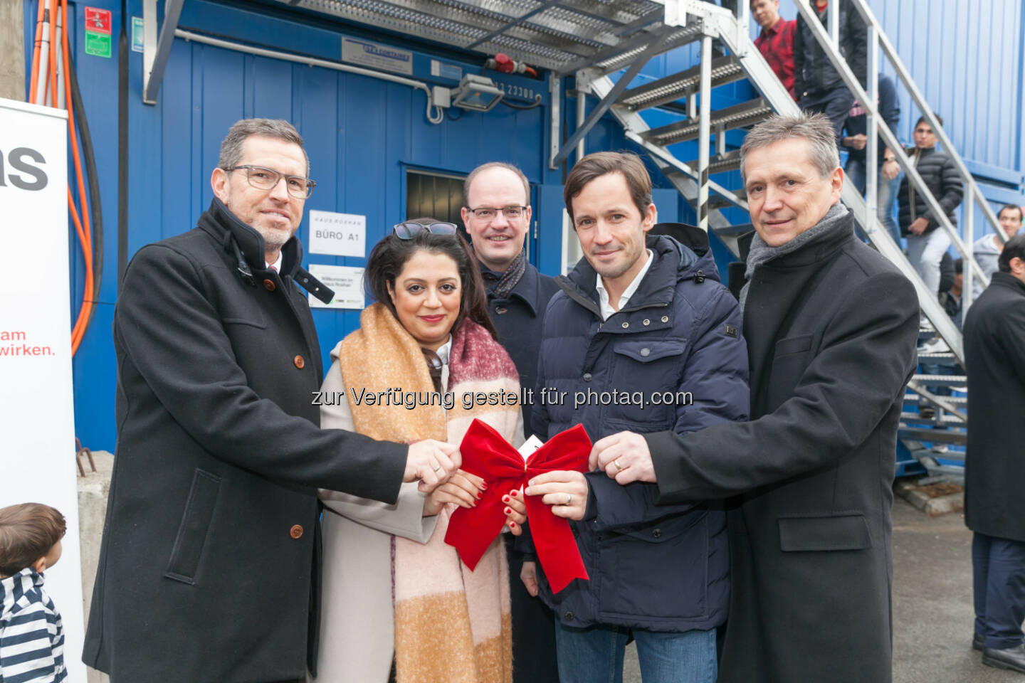 Mario Legrum (Verkaufsleiter kika), Golnaz Miremadi (Projektinitiatorin seitens Raiffeisen Bank International), Peter Lennkh (Vorstandsmitglied Raiffeisen Bank International), Klaus Schwertner (Generalsekretär Caritas Wien), Ernst Morgenbesser (Bürgermeister Marktgemeinde Breitenfurt) : kika und Leiner unterstützen Caritas-Projekt „Haus Roshan“ in Breitenfurt bei Wien : Fotocredit: kika Leiner/Lechner