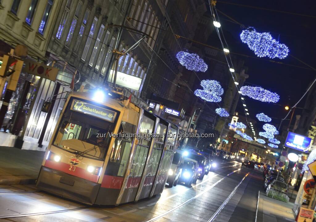 Straßenbahn auf der Währinger Straße : Mit den Öffis zu Weihnachten und Silvester durch Wien : Veränderte Intervalle am 24. Dezember und Extraschichten zum Jahresende : Fotocredit: Wiener Linien / Zinner, © Aussendung (20.12.2015) 