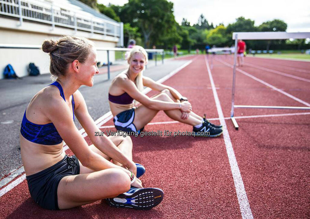 Anna Hahner: Sprinttraining‬ mit Camille Buscomb, relax, Pause, Track and Field, verschnaufen, © <a href=