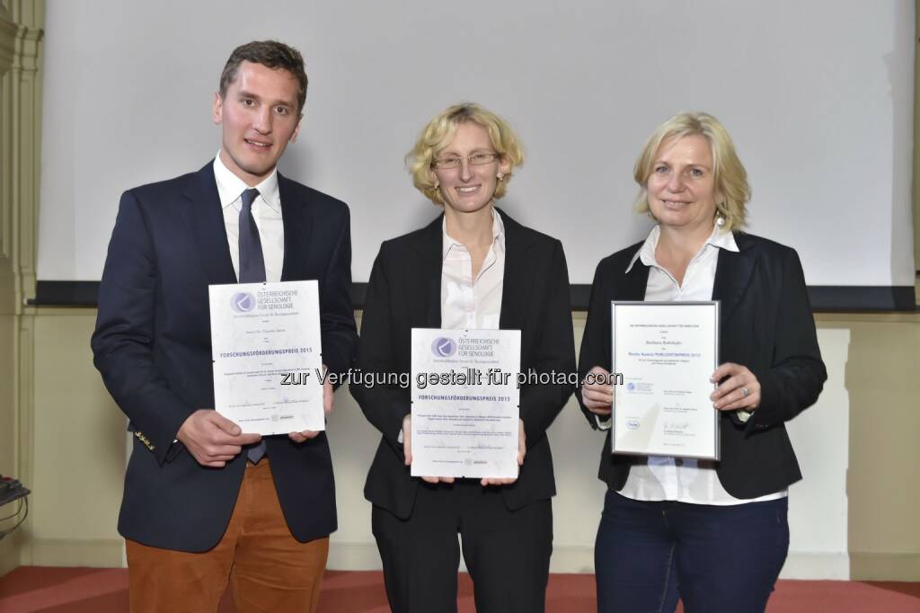 Claudio Spick (2. Preis Teva Ratiopharm Förderungspreis), Regina Promberger-Ott (1. Preis Teva Ratiopharm Förderungspreis), Barbara Rohrhofer (1. Preis Roche Austria Publizistikpreis) : Die Österreichische Gesellschaft für Senologie (ÖGS, interdisziplinäres Forum für Brustgesundheit) verlieh im Rahmen ihres wissenschaftlichen Symposiums am 19.12. den Roche Austria Publizistikpreis für herausragende Brustkrebsberichterstattung an Barbara Rohrhofer (OÖN). Der Teva Ratiopharm Förderungspreis für herausragende Forschung auf dem Gebiet der Brustgesundheit ging an Regina Promberger-Ott (36) und Claudio Spick (28) : Fotocredit: Ö. Gesellschaft für Senologie (ÖGS)/APA-Fotoservice/Hörmandinger, © Aussendung (21.12.2015) 