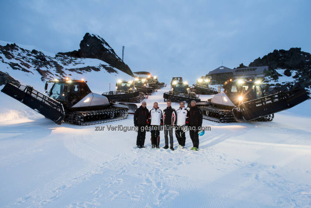 Werner Amort (Präsident Prinoth), Hannes Parth (Vorstandsvorsitzender der Silvrettaseilbahn AG), Mario Jenal (GF Bergbahnen Samnaun), Markus Walser (Vorstand Silvrettaseilbahn AG), Oskar Schenk (Vorstand Vertrieb und Marketing von Prinoth) : Großinvestition für noch mehr Pistenqualität in Ischgl : Die Silvrettaseilbahn AG erweiterte für die Skisaison 2015/16 den Fuhrpark um gleich sieben neue Pistenfahrzeuge des Südtiroler Herstellers Prinoth : Fotocredit: Prinoth/Preiss, © Aussendung (21.12.2015) 