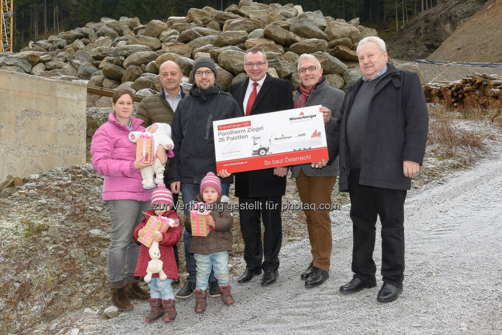 Viktoria Mussak, Anton Pichlmann (Wienerberger Ziegelindustrie GmbH), David Mussak, Johannes Tratter (Landesrat), Niklaus Deutsch (Wienerberger Ziegelindustrie GmbH), Anton Mallaun (Bgm. Gem. See) : Wienerberger unterstützt Tiroler Familie bei Neubeginn : Junge Familie aus See im Paznauntal stand nach Murenabgang im Juni vor dem Nichts und wagt den Neubeginn mit einem massiven Haus aus Ziegeln : Fotocredit: Wienerberger / Lackner - innfoto, © Aussender (21.12.2015) 