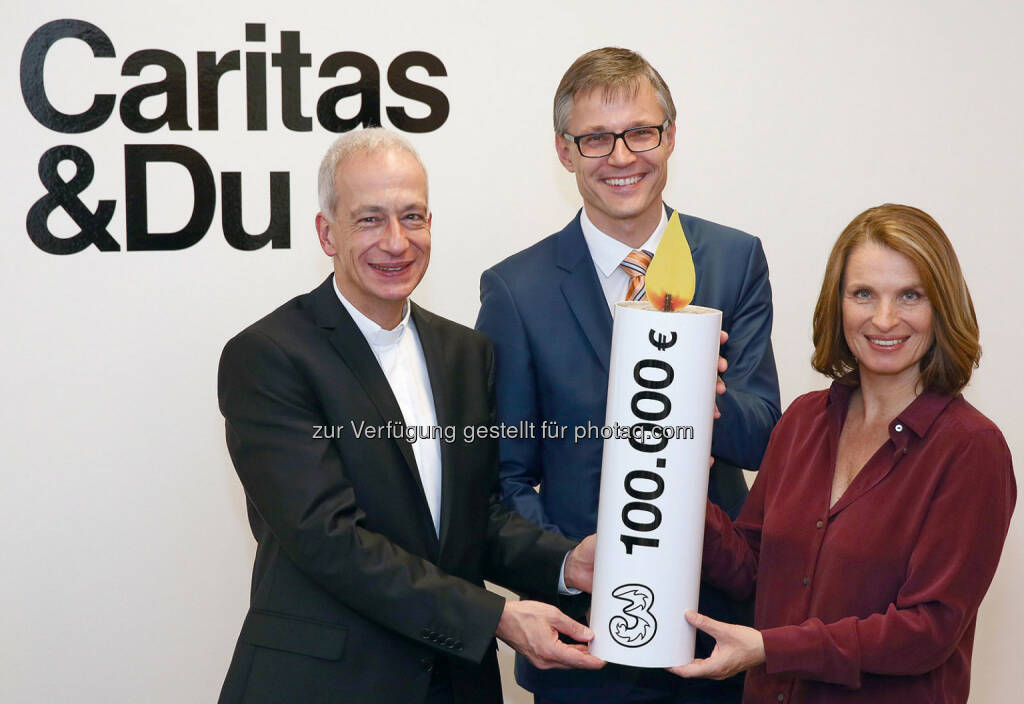 Michael Landau (Caritas Präsident), Jan Trionow (3CEO), Barbara Stöckl (Krone-Ombudsfrau) : MeinLichtHilft: 100.000 Euro für „Ein Funken Wärme“ : Spendensumme von Drei schenkt 330 Familien warmes Zuhause. - Scheckübergabe an Barbara Stöckl und Michael Landau : Fotocredit: Hutchison Drei Austria, Kronen Zeitung Caritas/zwefo, © Aussender (24.12.2015) 