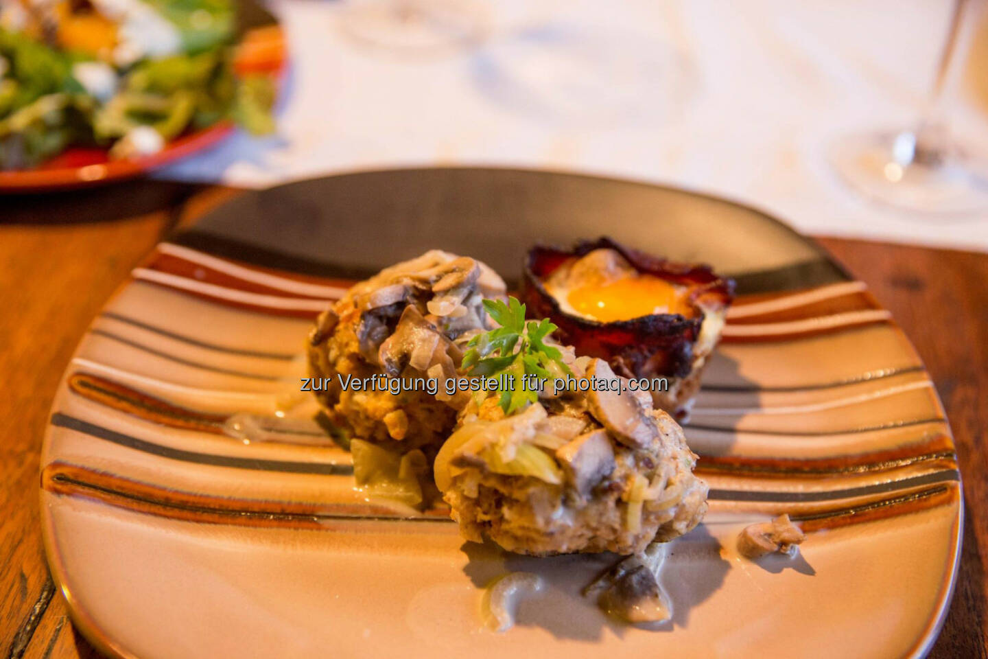 Serviettenknödel mit Pilzrahmsauce und Bacon-Egg-Muffin