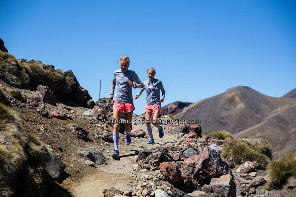 Lisa und Anna Hahner,Tongariro Alpine Crossing, NZ, bergab, trail, steinig, © <a href=