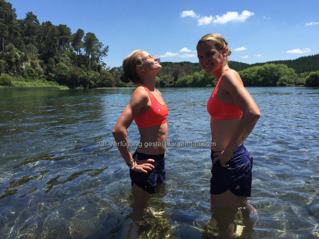 Lisa und Anna Hahner im Waikato River, NZ. Wasser, nass, Abkühlung, © <a href=