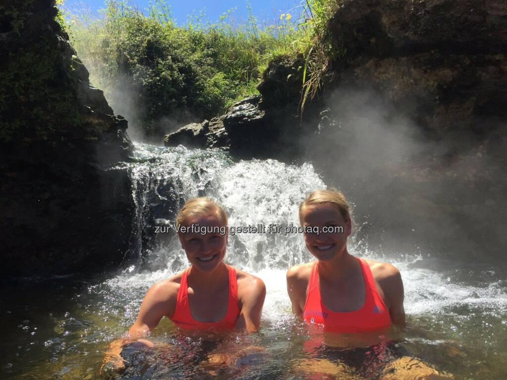 Lisa und Anna Hahner im Wasser, Abkühlung, © <a href=