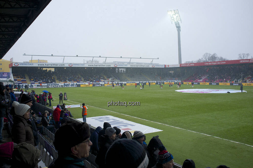 Fussballfeld, Flutlicht (31.03.2013) 