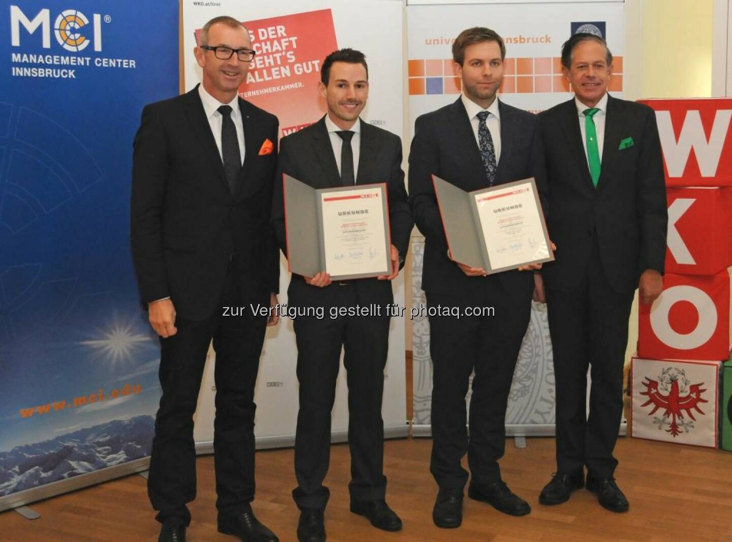 Andreas Altmann (MCI Rektor), Thomas Gabloner und Michael Marek (Preisträger), Jürgen Bodenseer (WK Tirol Präsident) : MCI erfolgreich in der Medizintechnik : Wissenschaftspreis der Wirtschaftskammer für System zur drastischen Senkung der Strahlenbelastung bei Patienten : Fotocredit: MCI