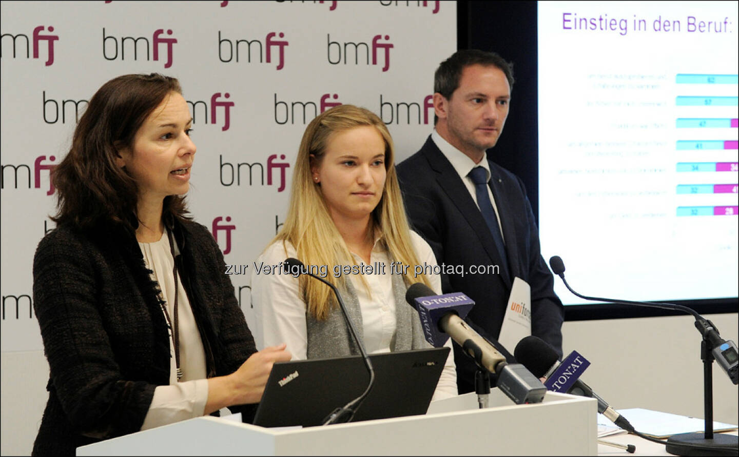 Sophie Karmasin (Bundesministerin für Familien und Jugend), Elisabeth Höllhumer (Projektleiterin der Studie „place to perform“ 2015), Andreas Schrefl (GF Technik/Produktion in Unterradlberg) : EGGER bei Praktikanten auf Platz Eins : Im Rahmen der „place to perform“ Studie wurde der österreichische Holzwerkstoffhersteller EGGER als bestes Praktika Unternehmen 2015 ausgezeichnet : Fotocredit: EGGER Holzwerkstoffe