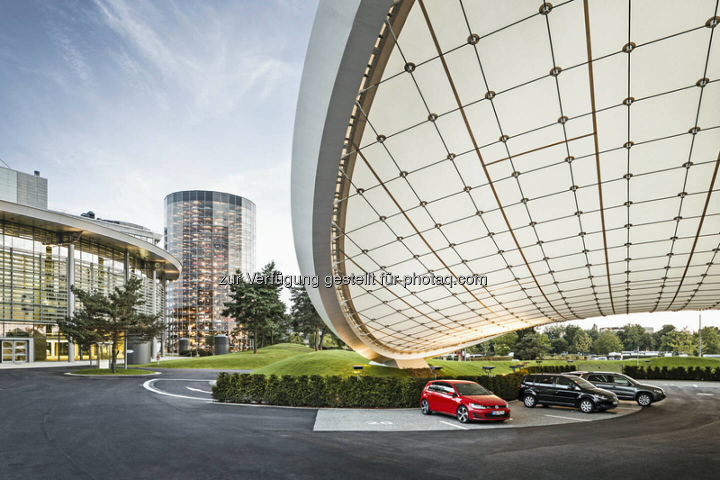 Autostadt in Wolfsburg : Autostadt mit Besucherrekord im Jahr 2015 - 2,42 Millionen Besucher : Steigerung um 8,5 Prozent zum Vorjahr : 168.514 Neuwagen wurden 2015 an Kunden in der Autostadt übergeben : Fotocredit: Autostadt GmbH/Müller