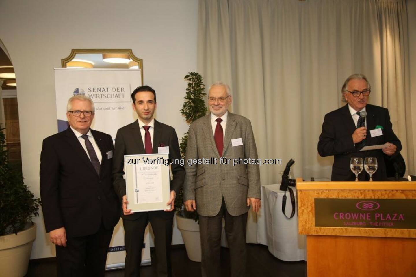 Dieter Härthe (Vorstandsvorsitzender Senat der Wirtschaft), Oguzhan Köse (OK Consult), Erhard Busek (Präsident Senat der Wirtschaft), Hans Harrer (Vorstand Senat der Wirtschaft) : Im Beisein Vertreter der österreichischen Wirtschaft wurde OK Consult Inhaber Oguzhan Köse zum Senator berufen : Fotocredit: Senat der Wirtschaft/Morgenbesser