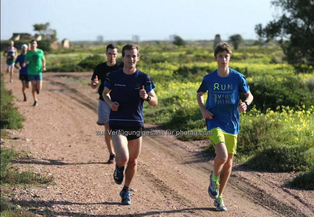 Timon Theuer (rechts) in Begleitung unseres Orientierungslauf-Staatsmeisters Erik Simkovics, der Rest folgt. (C) Wilhelm Lilge, © Wilhelm Lilge (10.01.2016) 