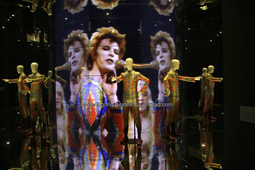 David Bowie (* 8. Januar 1947 in Brixton, London; † 10. Januar 2016 in New York City), bürgerlich David Robert Jones, war ein britischer Musiker, Sänger, Produzent, Schauspieler und Maler : Bowie, der mehr als 140 Millionen Tonträger verkauft hat, gilt als einer der einflussreichsten Musiker der jüngeren Musikgeschichte : Fotocredit: 360b / Shutterstock.com (11.01.2016) 