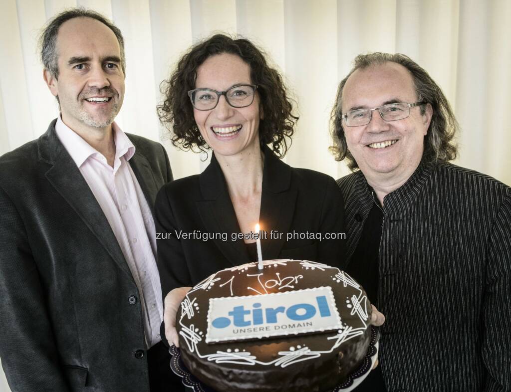 Markus Kichl (GF punkt Tirol GmbH), Veronika Kolbitsch (punkt Tirol GmbH), Hermann Petz (Vorstandsvorsitzender Moser Holding) : Ein Jahr .tirol-Domain : Tirol ist auch im Netz eine begehrte Marke : Fotocredit: Thomas Boehm / Moser Holding, © Aussendung (12.01.2016) 