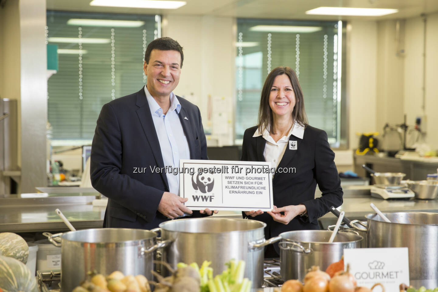 Herbert Fuchs (GF Gourmet), Andrea Johanides (GF WWF) : WWF und Gourmet: Die neuen Kooperationspartner für klimafreundliche Ernährung am Arbeitsplatz, im Kindergarten und in der Schule : Fotocredit: Gourmet/Wallmüller