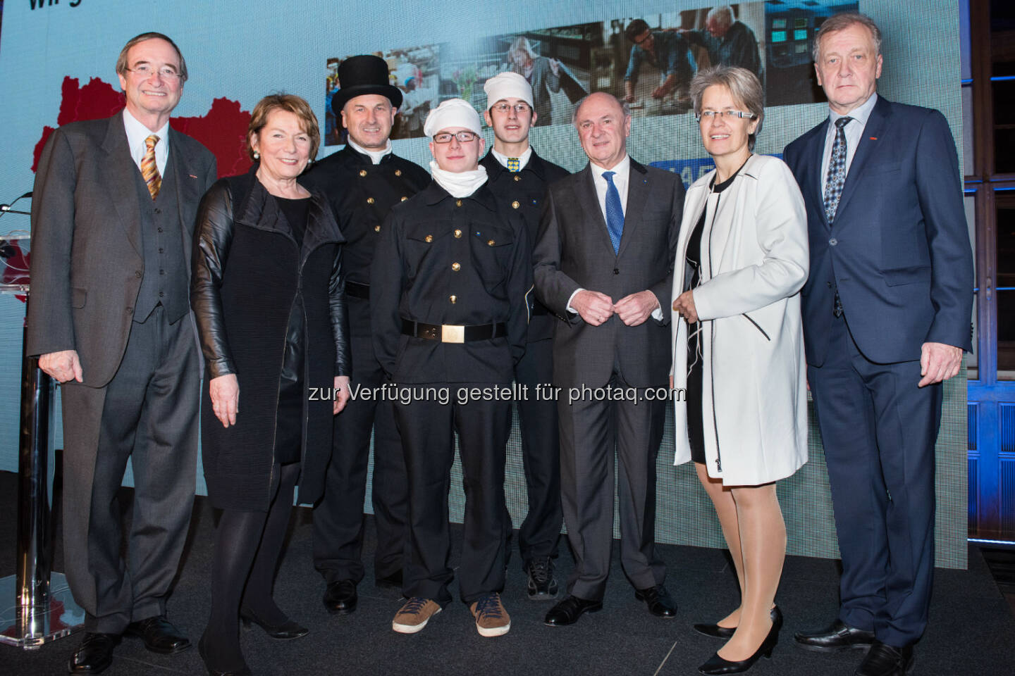 Christoph Leitl (WKÖ-Präsident), Sonja Zwazl (Wirtschaftskammer NÖ-Präsidentin), Peter Engelbrechtsmüller (Innungsmeister der Rauchfangkehrer NÖ), Mario Eismann und Thomas Strommer (Rauchfangkehrer-Lehrlinge),  Erwin Pröll (LH NÖ), Petra Bohuslav (NÖ Wirtschaftslandesrätin), Franz Wiedersich (Wirtschaftskammer NÖ-Direktor) : Traditioneller Neujahrsempfang der Wirtschaftskammer Niederösterreich : Fotocredit: WKNÖ/Kraus