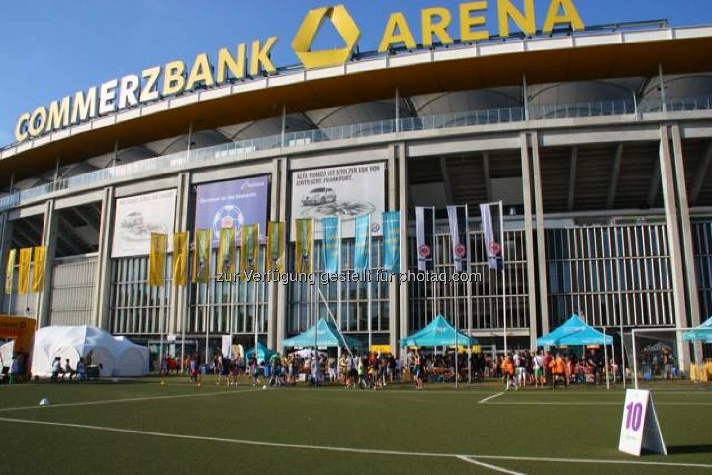 Commerzbank: Jetzt zum Girls Wanted Soccer Festival anmelden und am 14. Mai 2016 vor der Commerzbank-Arena in Frankfurt das Runde ins Eckige befördern! http://www.girlswanted-soccer.de/soccerfestival-2016.html Am 14.05. ist es soweit – wir hoffen ihr habt in eurem Kalender ein großes X für das diesjährige Soccerfestival eingetragen.  

*** Anmeldestart: Dienstag, 12. Januar – 10 Uhr ***

Ab diesem Zeitpunkt online anmelden (Sammelanmeldeformular für Vereine steht bei Anmeldestart zum Download zur Verfügung) und einen Teilnahmeplatz für das Mädchenfußball-Megahighlight des Jahres sichern. 

Wir freuen uns auf Euch! Source: http://facebook.com/commerzbank