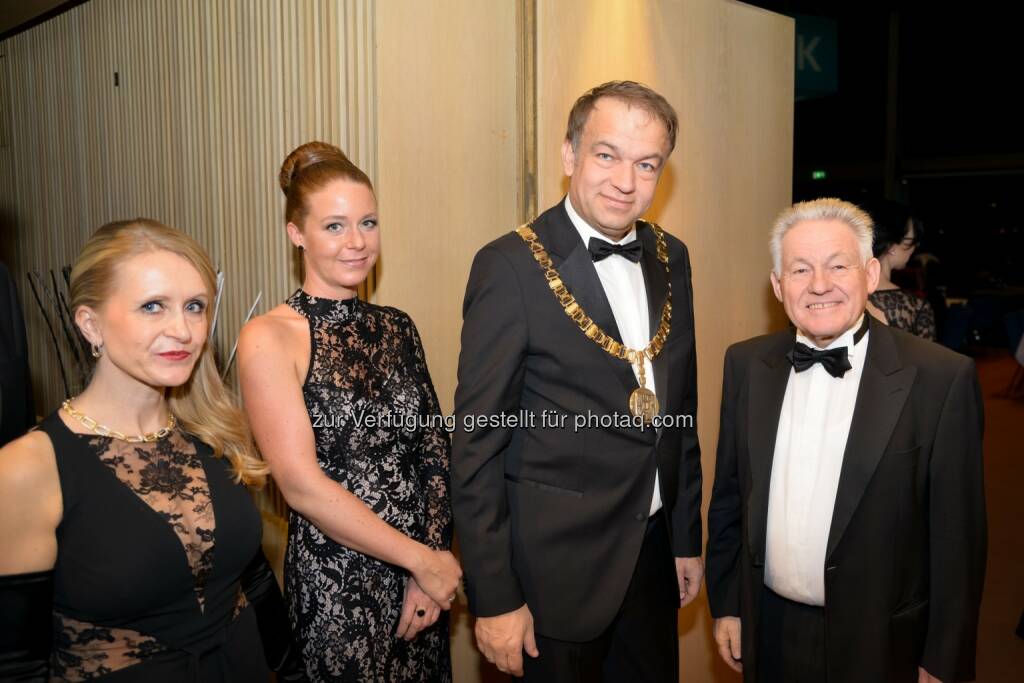 Barbara Romauer (Vizerektorin), Astrid Lukas, Meinhard Lukas (Rektor), Josef Pühringer (Landeshauptmann) : Alles Bewegung - Ball der Johannes Kepler Universität unter dem Motto „JKU in Motion“ : Fotocredit: JKU/Pullirsch, © Aussender (16.01.2016) 