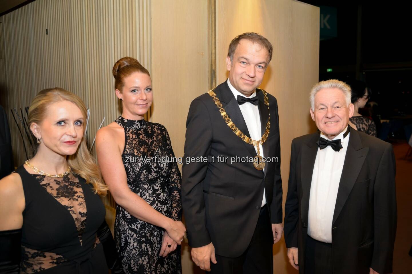 Barbara Romauer (Vizerektorin), Astrid Lukas, Meinhard Lukas (Rektor), Josef Pühringer (Landeshauptmann) : Alles Bewegung - Ball der Johannes Kepler Universität unter dem Motto „JKU in Motion“ : Fotocredit: JKU/Pullirsch