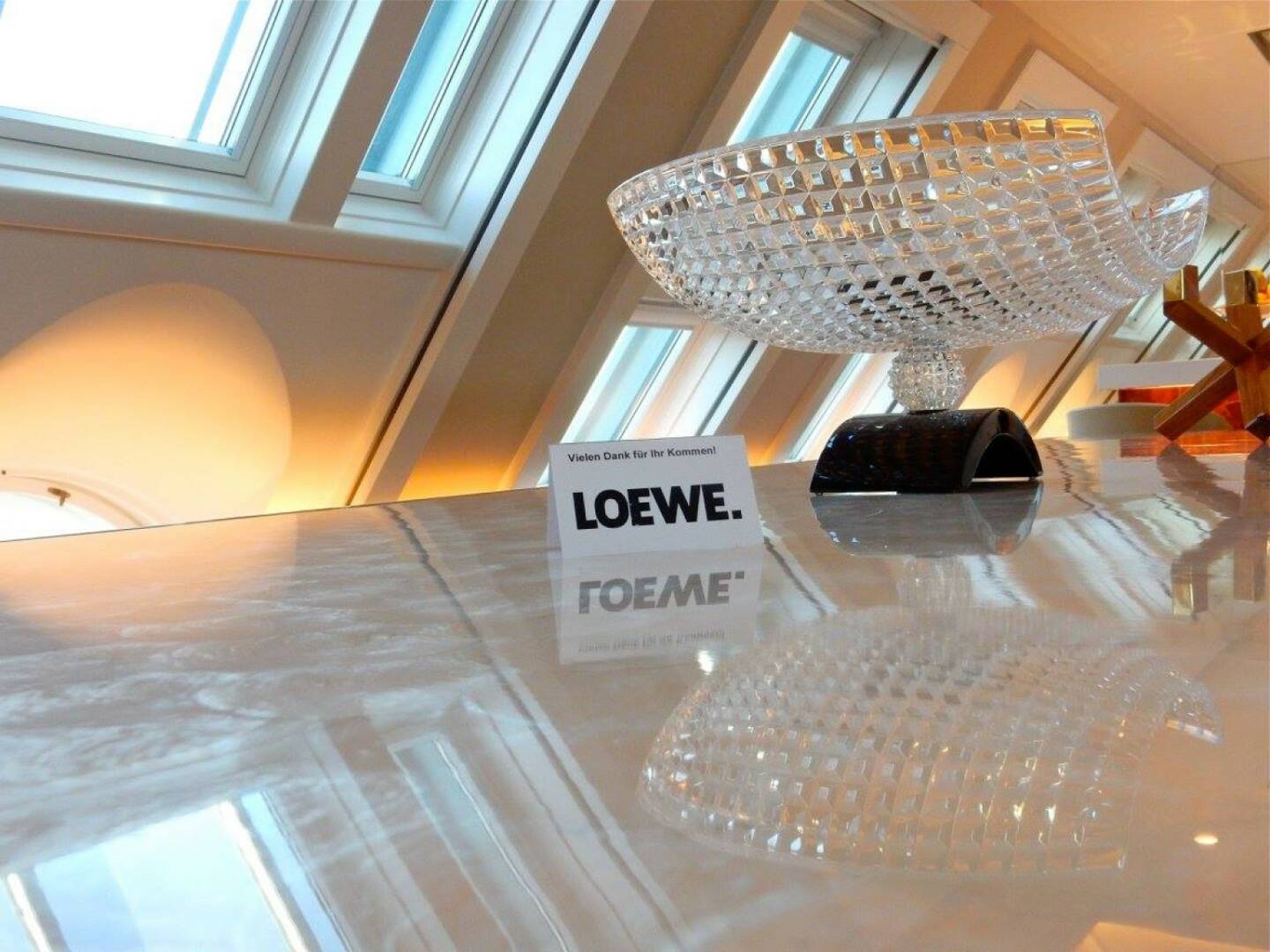 LOEWE-PK im Park Hyatt, Jänner 2016: Mit seiner Premium-Strategie, seinem vielfach ausgezeichneten Design und seiner hochwertig gearbeiteten Produktpalette, die nicht nur TV-Geräte, sondern auch Komplett-Lösungen im Audio- und Home-Entertainment-Bereich umfasst, ist LOEWE dabei, den Markt (zurück) zu erobern. 