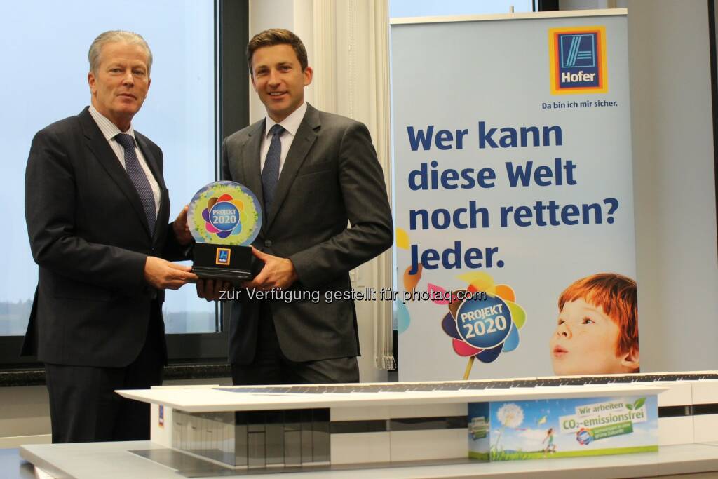 Reinhold Mitterlehner (Wirtschafts- und Energieminister), Günther Helm (Sprecher der Geschäftsleitung und Hofer-Generaldirektor) : Wirtschafts- und Energieminister Reinhold Mitterlehner lobt Vorreiterrolle von Hofer in Sachen Klimaschutz : Fotocredit: Hofer, © Aussender (18.01.2016) 