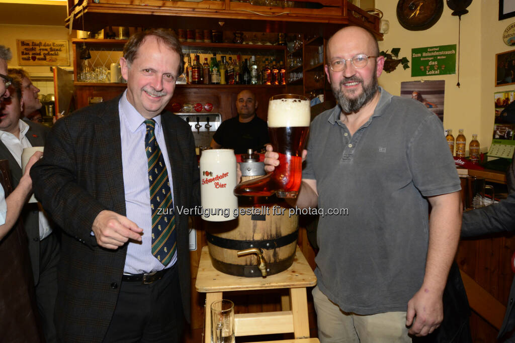 Markus Liebl (Brau Union Österreich Generaldirektor), Gerhard Müller (Holunderstrauch-Chef) : Historischer Bierstil wurde von Schwechater anlässlich des 175-Jahr-Jubiläums neu aufgelegt : Wiener Lokale Leupold und Zum Holunderstrauch luden zur Verkostung des Schwechater Wiener Lager : Fotocredit: Brau Union Österreich / Rudolf Schmied, © Aussendung (18.01.2016) 