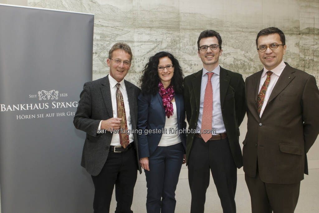 Spängler Family Management lud zu Vortrags- und Diskussionsabenden in Salzburg: Walter Schnitzhofer und Rosemarie Macheiner (Bankhaus Spängler Family Management) mit den Referenten Caspar Moy und Christoph Schlick (Geschäftsführer Logos Consulting) (c) Spängler (04.04.2013) 