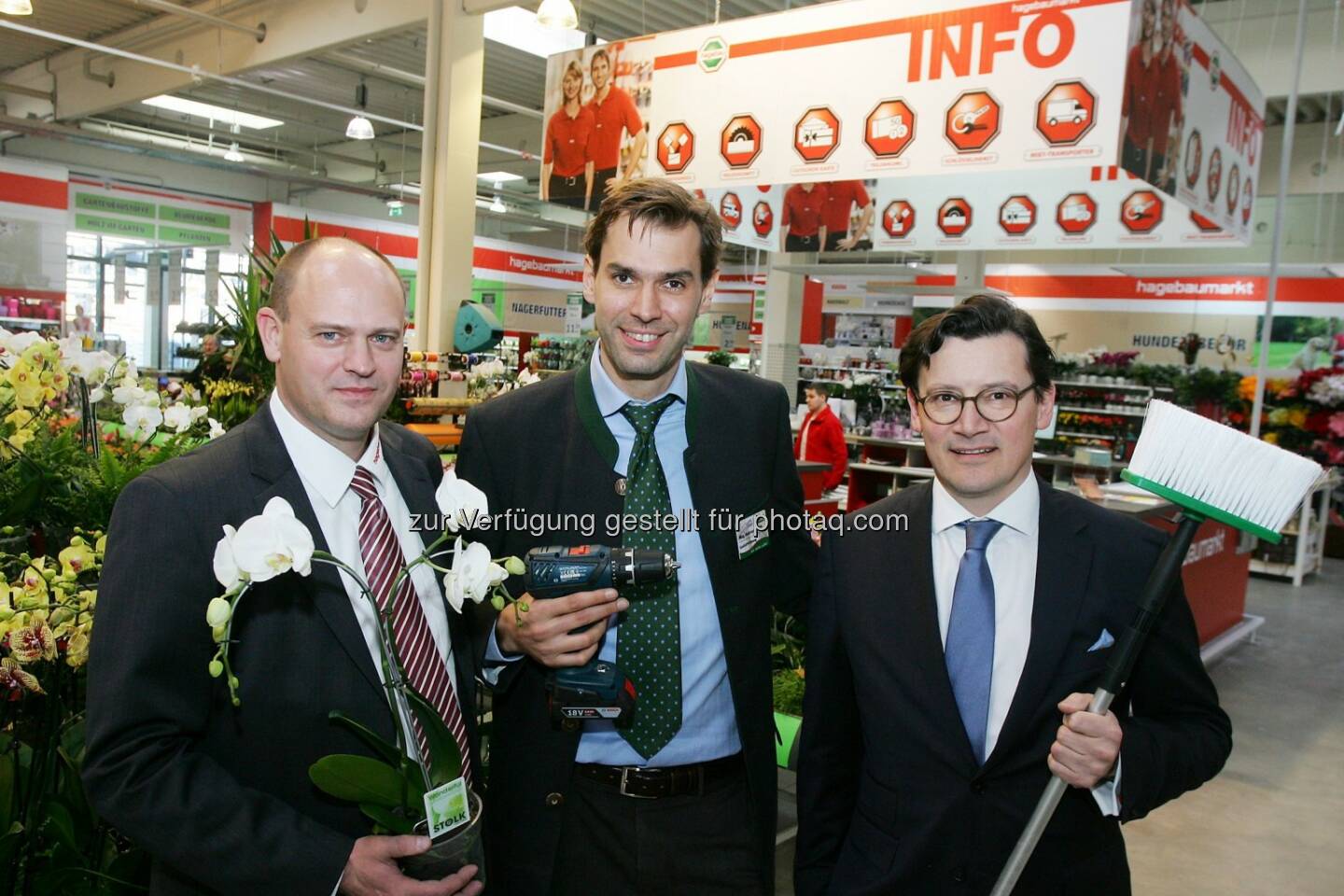 Wolfgang König (Marktleiter hagebaumarkt Fetter Eisenstadt), Andreas Fetter (GF hagebaumarkt Fetter Eisenstadt), Clemens Bauer (Niederlassungsleiter Einzelhandel hagebau Österreich) : hagebau eröffnet hagebaumarkt an ehemaligem Baumax-Standort in Eisenstadt : Neuer Standort im hagebau Einzelhandel stärkt Marktpräsenz : Arbeitsplätze bleiben in der Region erhalten : Fotocredit: hagebau/APA-Fotoservice/Hautzinger