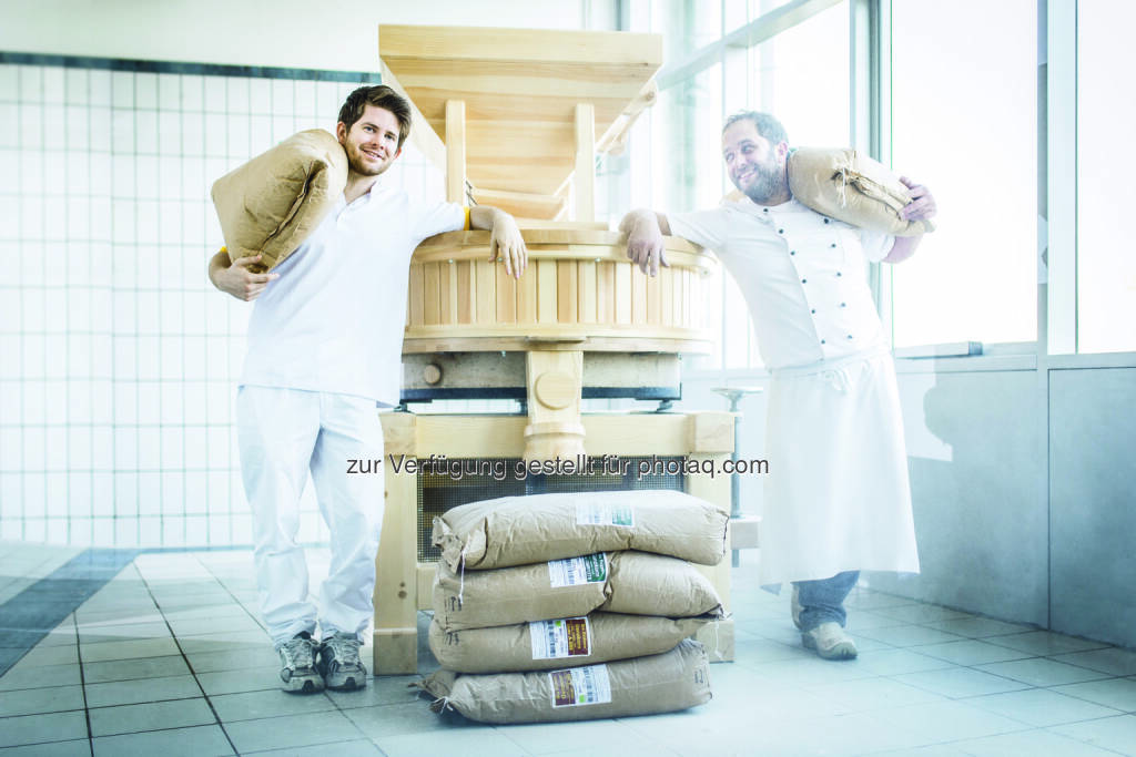 Philipp Ströck (Bäckermeister), Pierre Reboul (Zuckerbäcker) : Neue, innovative Kreationen: Ströck erweitert sein Sortiment um 2 Brote aus frisch gemahlenem Mehl : Fotocredit: Ströck/©Lukas Lorenz, © Aussendung (20.01.2016) 