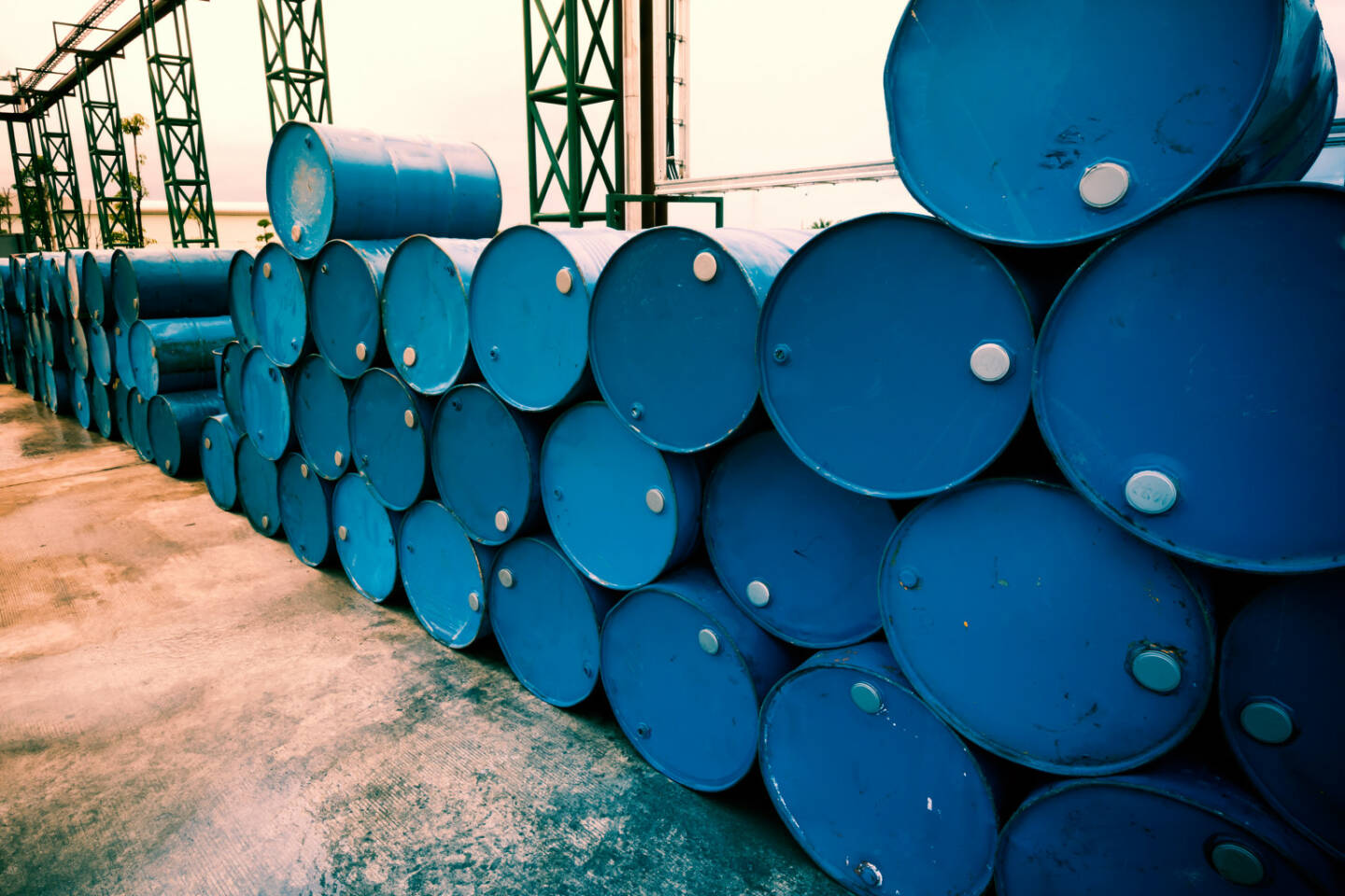 Öl, Erdöl, Ölfässer http://www.shutterstock.com/de/pic-316027709/stock-photo-industry-oil-barrels-or-chemical-drums-stacked-up-fillter-image-processed.html
