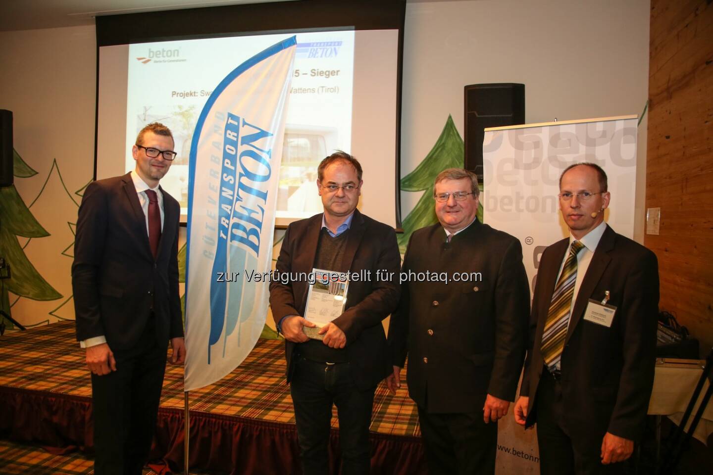 Andreas Pfeiler (Jury - Fachverband Steine – Keramik), Michael Frolik (Sieger Betonpreis 2015 - Fröschl Beton), Peter Neuhofer (Präsident Güteverband Transportbeton), Christoph Ressler (Güteverband Transportbeton) : Baukunst auf höchstem Niveau : Preisverleihung in Schladming: Zum dritten Mal wurde der Betonpreis des Güteverband Transportbeton, GVTB, verliehen : Fotocredit: TOM/Eitzinger