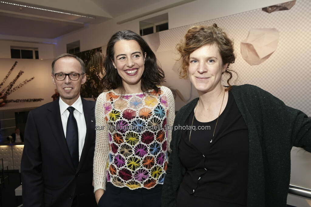 Accenture Österreich-Chef Klaus Malle mit Kuratorin Sabine Dreher und Künstlerin Eva Chytilek, © Fotocredit: K.Rossboth/APA/Accenture (22.01.2016)