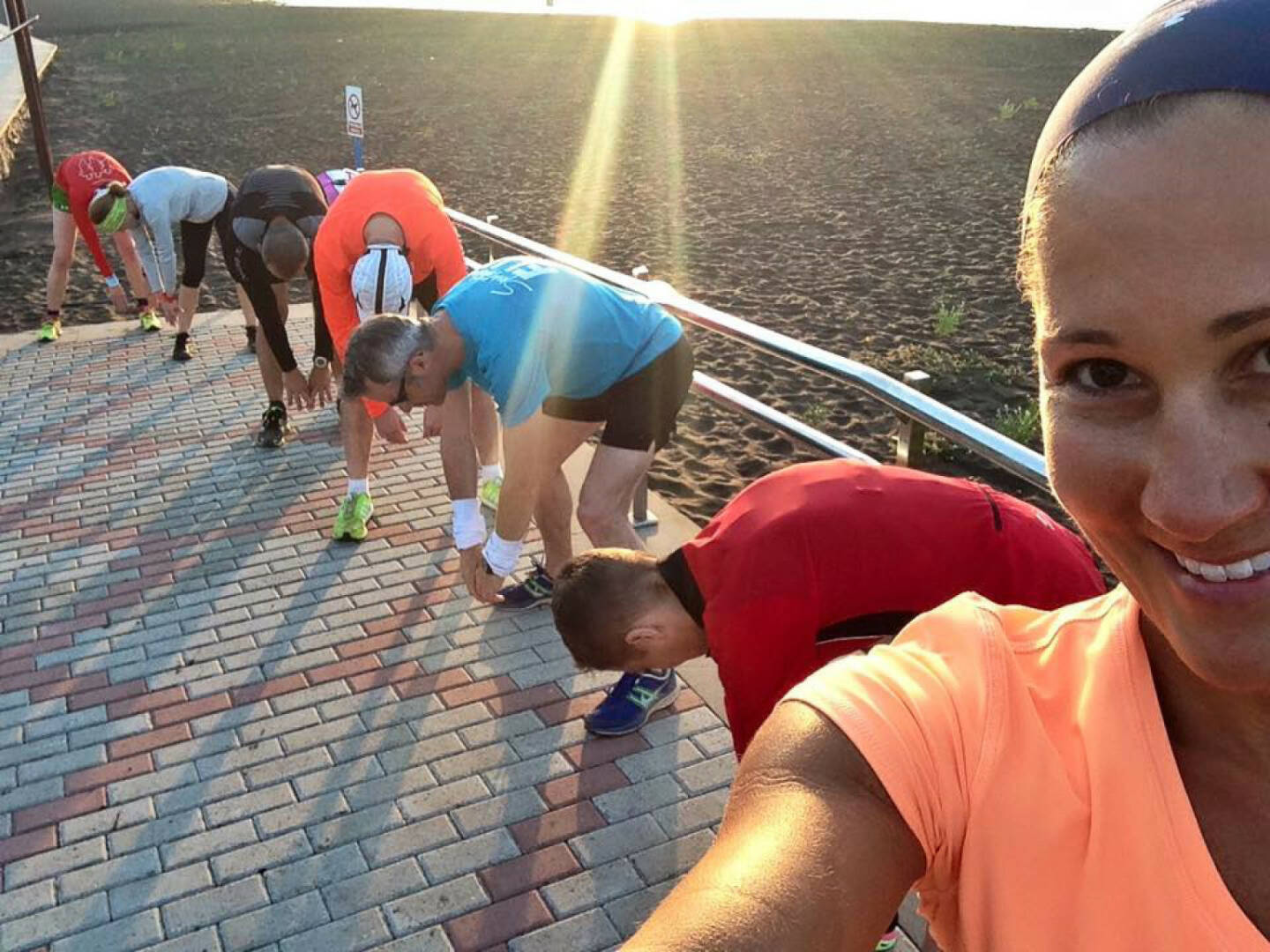 auf Fuerteventura: Stretching bei Sonnenaufgang nach einem lockeren Läufchen