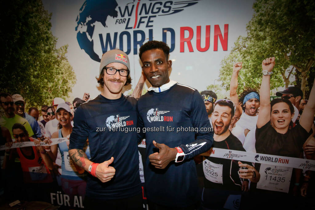 Florian Neuschwander and 
Lemawork Ketema with participants at the Wings for Life World Run event in Munich 23rd of January 2016 (Bild: Daniel Grund) (24.01.2016) 