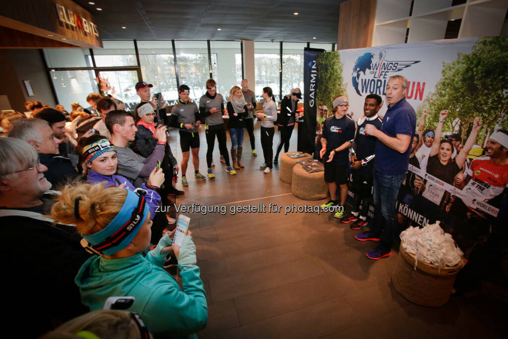 Florian Neuschwander ( left ) and 
Lemawork Ketema ( middle ) and Thomas Smogawetz ( right ) with participants at the Wings for Life World Run event in Munich 23rd of January 2016 (Bild: Daniel Grund) (24.01.2016) 