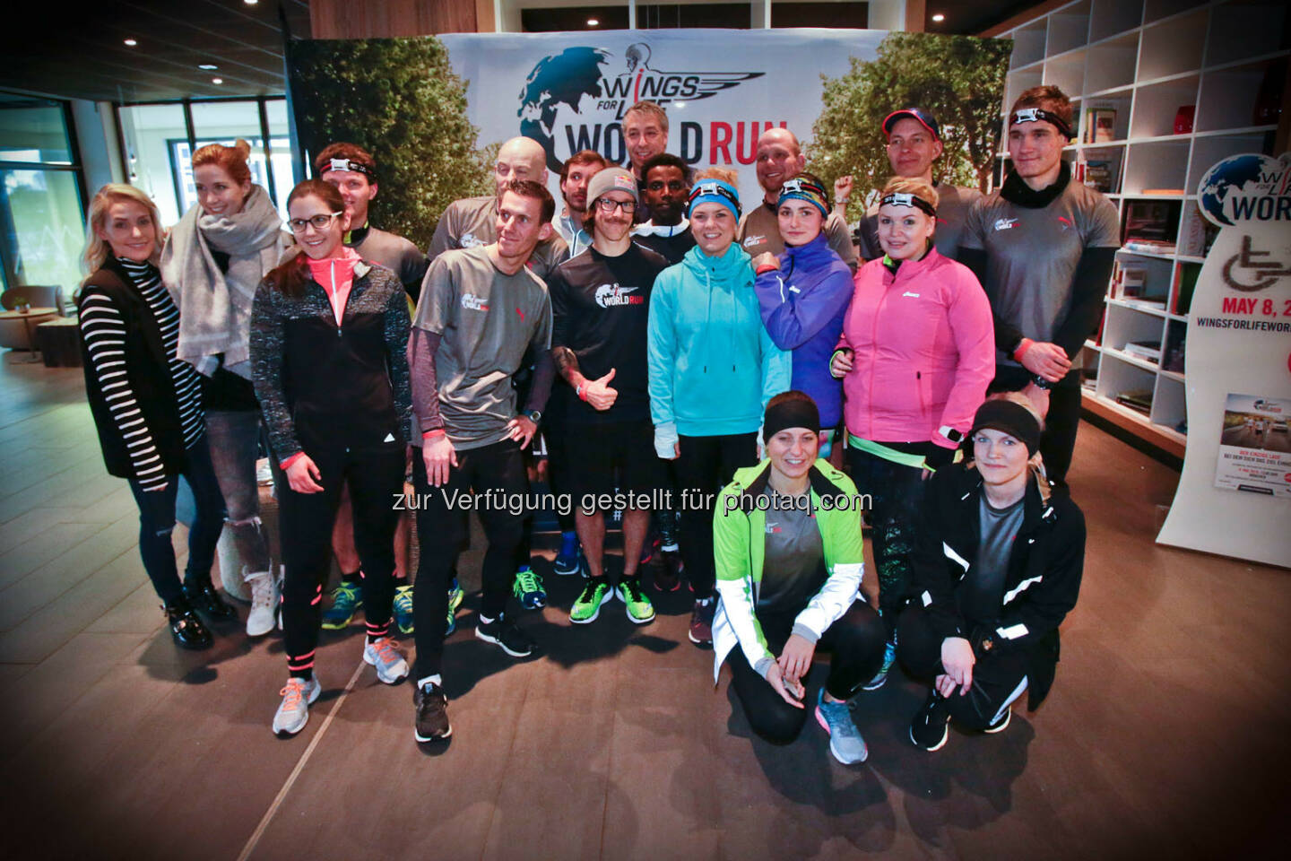 Florian Neuschwander and 
Lemawork Ketema ( middle) with participants at the Wings for Life World Run event in Munich 23rd of January 2016 (Bild: Daniel Grund)