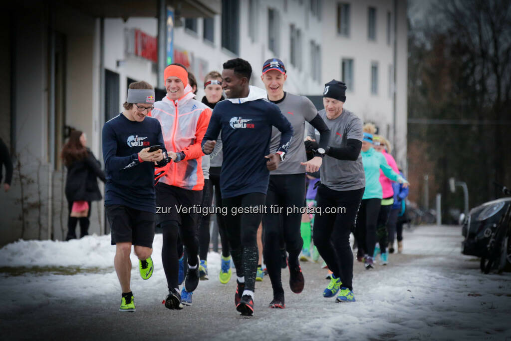 Florian Neuschwander ( left ) and 
Lemawork Ketema ( right ) with participants at the Wings for Life World Run event in Munich 23rd of January 2016 (Bild: Daniel Grund) (24.01.2016) 