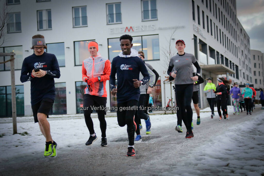 Florian Neuschwander ( left ) and 
Lemawork Ketema ( right ) with participants at the Wings for Life World Run event in Munich 23rd of January 2016 (Bild: Daniel Grund) (24.01.2016) 
