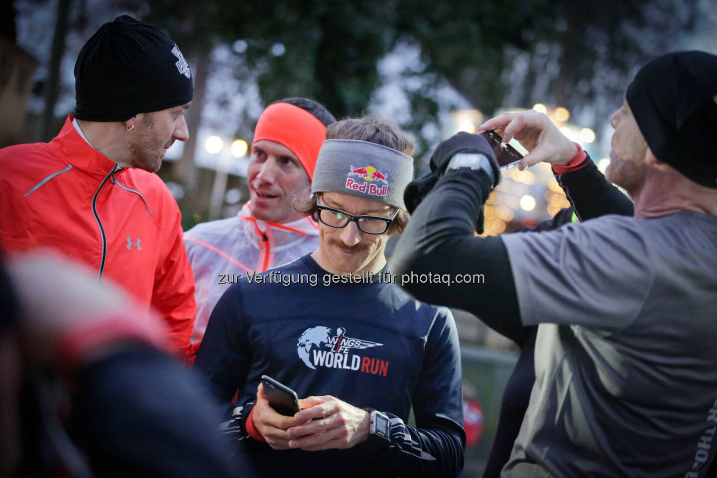 Florian Neuschwander  with participants at the Wings for Life World Run event in Munich 23rd of January 2016 (Bild: Daniel Grund)