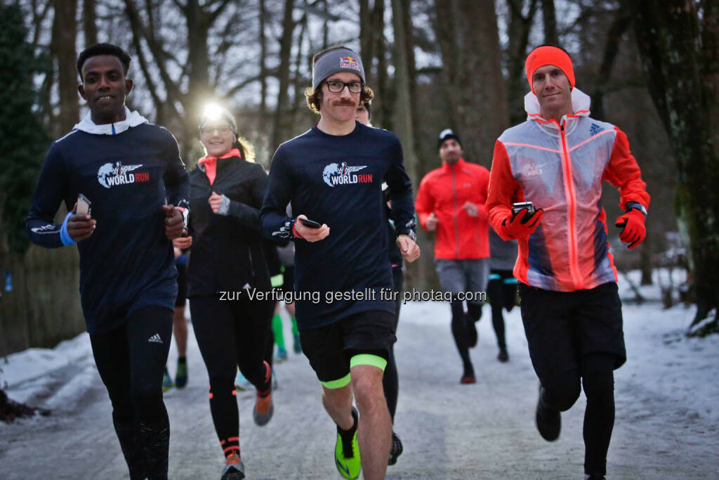 Florian Neuschwander ( middle ) and 
Lemawork Ketema ( left ) with participants at the Wings for Life World Run event in Munich 23rd of January 2016 (Bild: Daniel Grund) (24.01.2016) 