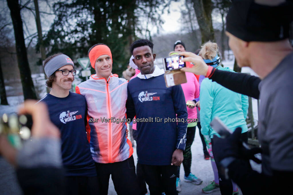 Florian Neuschwander ( left ) and 
Lemawork Ketema ( right ), Werner Schrittwieser (middle) with participants at the Wings for Life World Run event in Munich 23rd of January 2016 (Bild: Daniel Grund) (24.01.2016) 