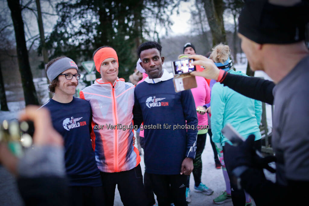 Florian Neuschwander ( left ) and 
Lemawork Ketema ( right ), Werner Schrittwieser (middle) with participants at the Wings for Life World Run event in Munich 23rd of January 2016 (Bild: Daniel Grund) (24.01.2016) 