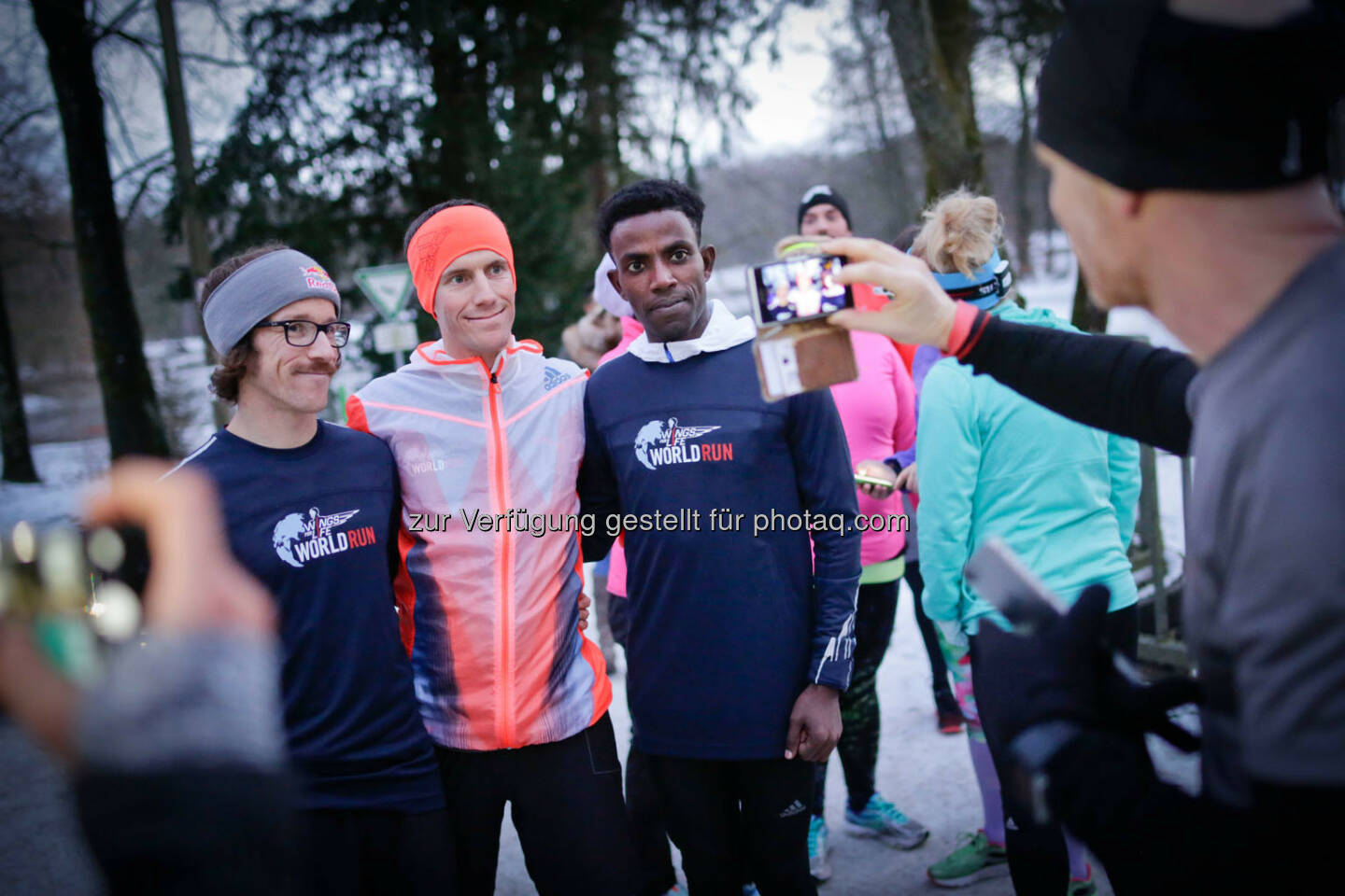 Florian Neuschwander ( left ) and 
Lemawork Ketema ( right ), Werner Schrittwieser (middle) with participants at the Wings for Life World Run event in Munich 23rd of January 2016 (Bild: Daniel Grund)