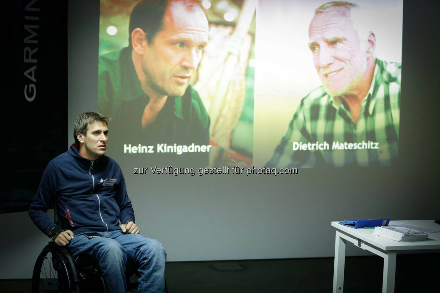Heinz Kinigadner Dietrich Mateschitz Hintergrund: Wolfgang Illek  talking to participants of the Wings for Life World Run event in Munich 23rd of January 2016 (Bild: Daniel Grund)