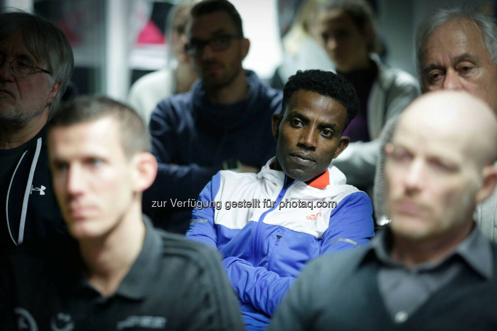 Lemawork Ketema with participants at the Wings for Life World Run event in Munich 23rd of January 2016 (Bild: Daniel Grund) (24.01.2016) 