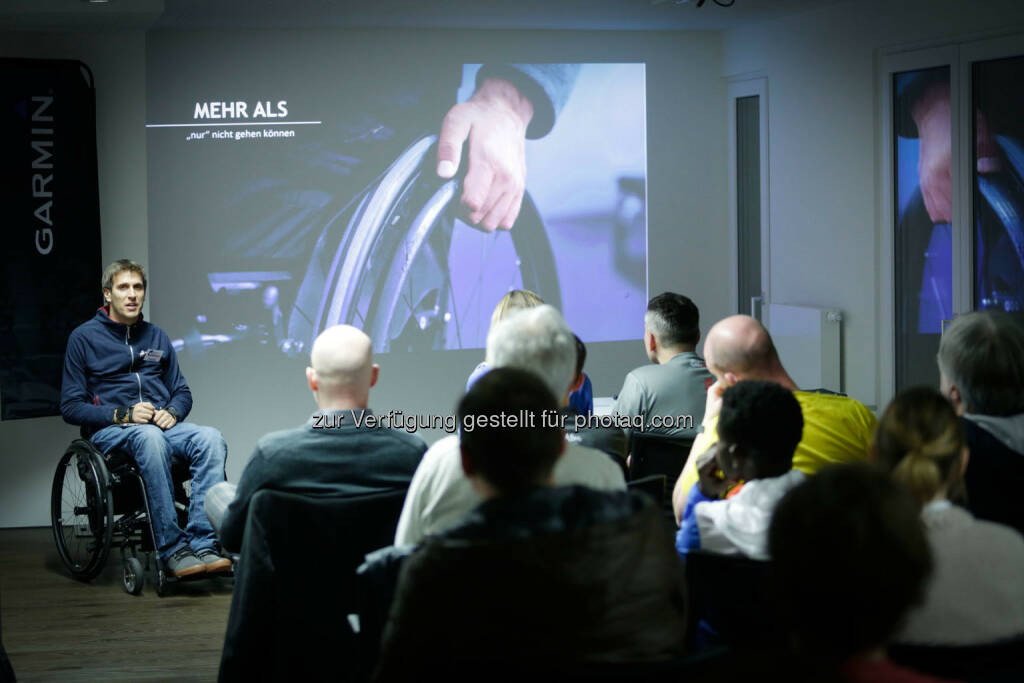 Wolfgang Illek  talking to participants of the Wings for Life World Run event in Munich 23rd of January 2016 (Bild: Daniel Grund) (24.01.2016) 