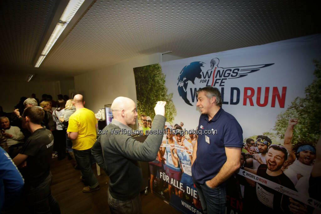 Thomas Smogawetz talking to participants at the Wings for Life World Run event in Munich 23rd of January 2016 (Bild: Daniel Grund) (24.01.2016) 